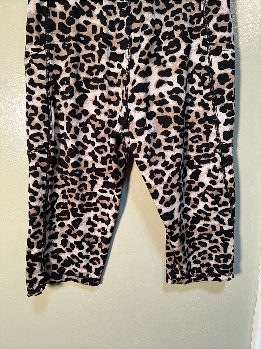 Dreamsicle Women’s Size Small Cropped Legging Animal Print Mid-Rise Side Pockets - Picture 7 of 8